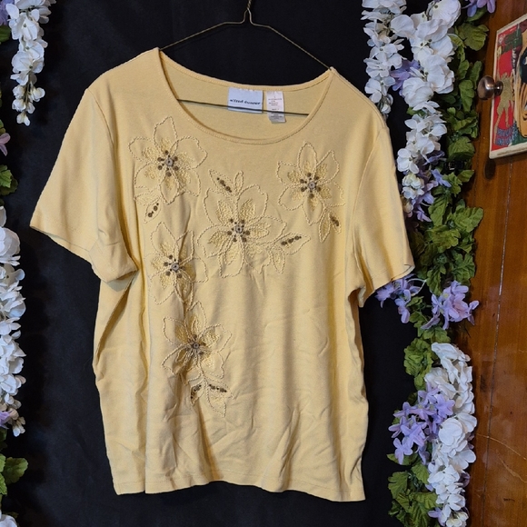 Alfred Dunner Tops - Alfred Dunner Pale Yellow Floral Appliqué Short Sleeve Tee